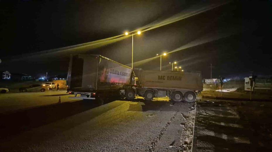 Ankara’da hafriyat kamyonu tıra yandan çarptı: 1 yaralı