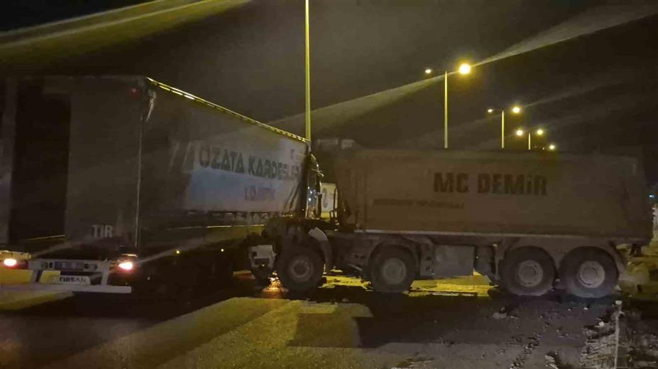 Ankara’da hafriyat kamyonu tıra yandan çarptı: 1 yaralı