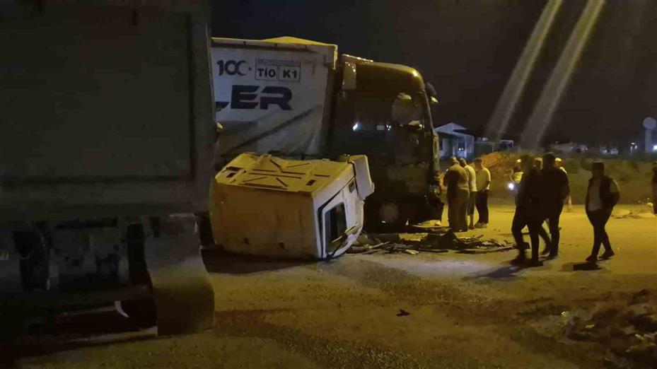 Ankara’da hafriyat kamyonu tıra yandan çarptı: 1 yaralı