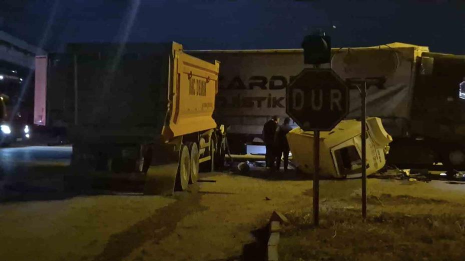 Ankara’da hafriyat kamyonu tıra yandan çarptı: 1 yaralı