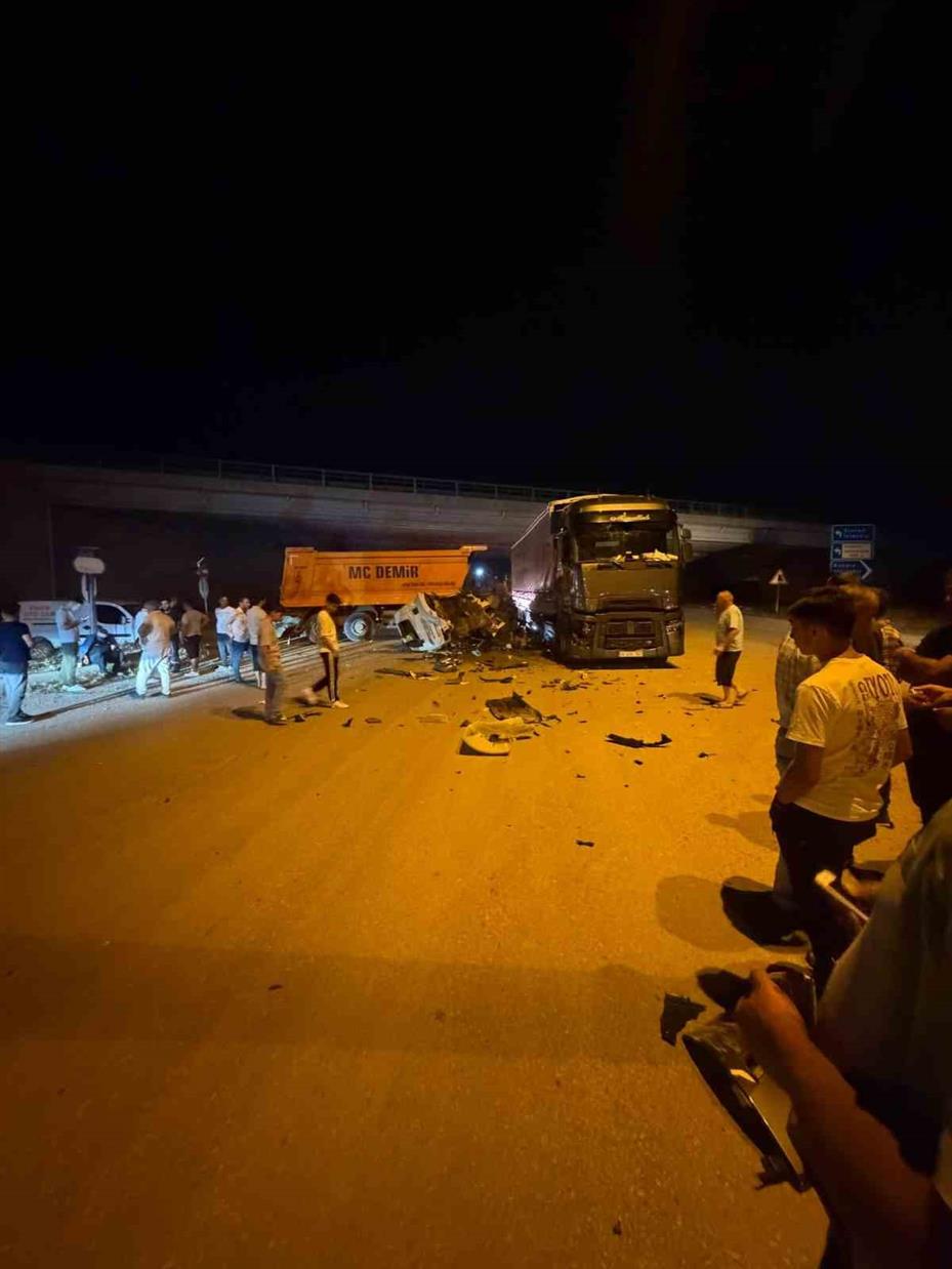 Ankara’da hafriyat kamyonu tıra yandan çarptı: 1 yaralı