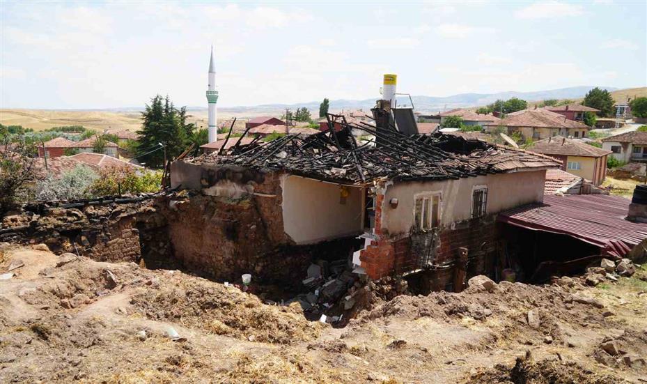 "Ağlama, canımıza bir şey olmadı" sözleri yüreklere dokunmuştu: Devlet yaşlı çifte sahip çıktı