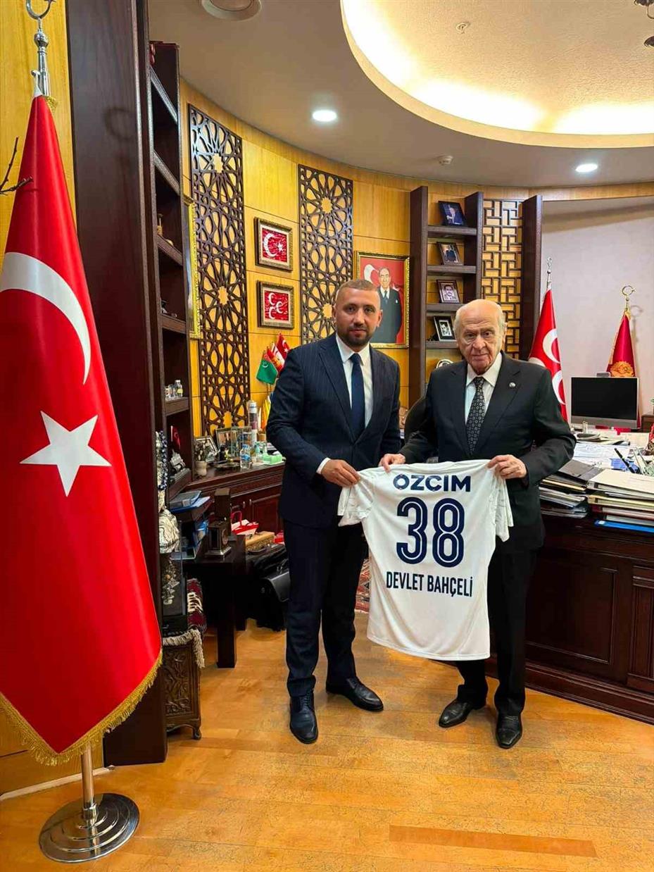 Erciyes 38 FK’dan MHP Genel Başkanı Devlet Bahçeli’ye forma hediyesi