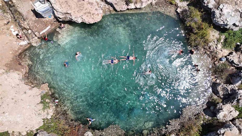 Uyuzlar şifa bulmak, gençler ise serinlemek için giriyor