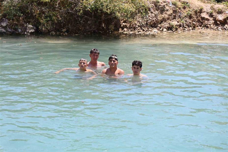 Uyuzlar şifa bulmak, gençler ise serinlemek için giriyor
