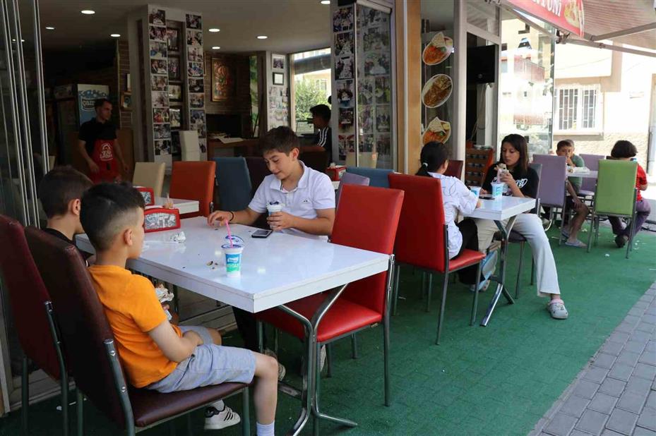 Adana’da anne ve çocuğu üzen lahmacuncuya nispet çocuklara ücretsiz lahmacun dağıttı