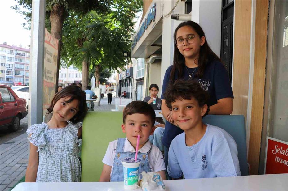 Adana’da anne ve çocuğu üzen lahmacuncuya nispet çocuklara ücretsiz lahmacun dağıttı