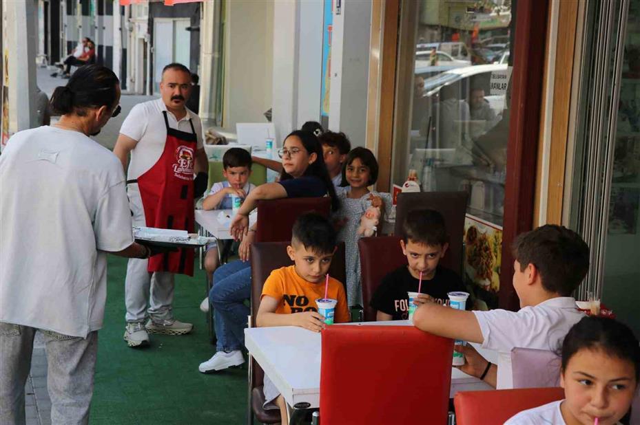 Adana’da anne ve çocuğu üzen lahmacuncuya nispet çocuklara ücretsiz lahmacun dağıttı