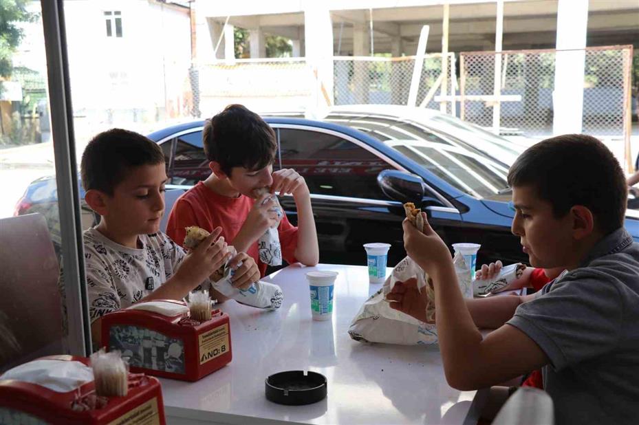 Adana’da anne ve çocuğu üzen lahmacuncuya nispet çocuklara ücretsiz lahmacun dağıttı