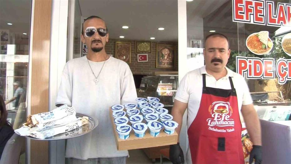 Adana’da anne ve çocuğu üzen lahmacuncuya nispet çocuklara ücretsiz lahmacun dağıttı