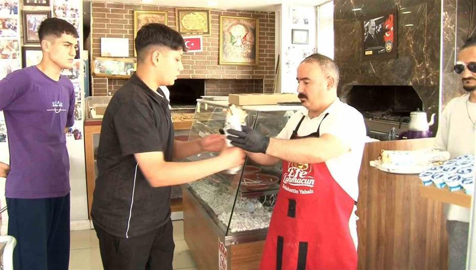 Adana’da anne ve çocuğu üzen lahmacuncuya nispet çocuklara ücretsiz lahmacun dağıttı