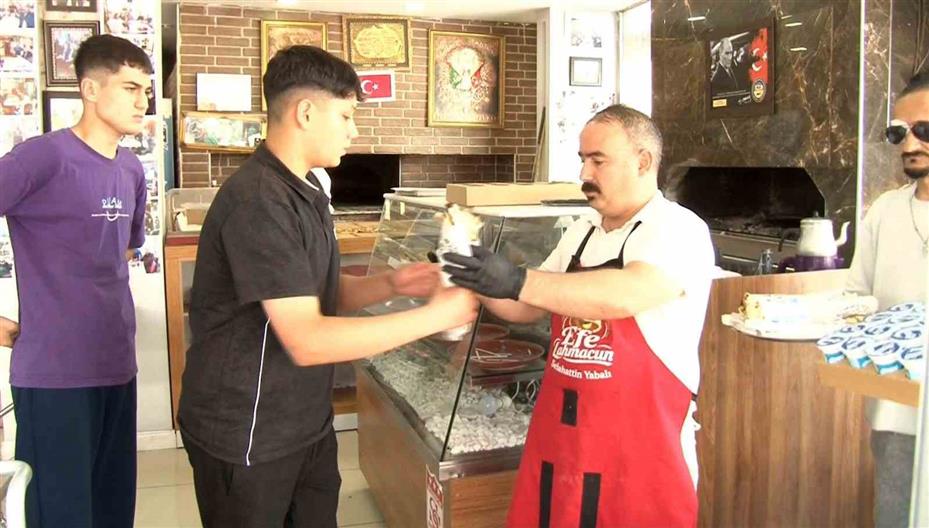 Adana’da anne ve çocuğu üzen lahmacuncuya nispet çocuklara ücretsiz lahmacun dağıttı
