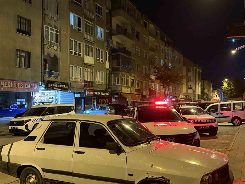 Bıçakladıktan sonra cep telefonunu gasbetmişler: 2 gözaltı