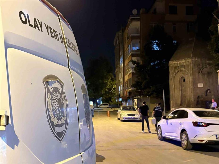 Bıçakladıktan sonra cep telefonunu gasbetmişler: 2 gözaltı