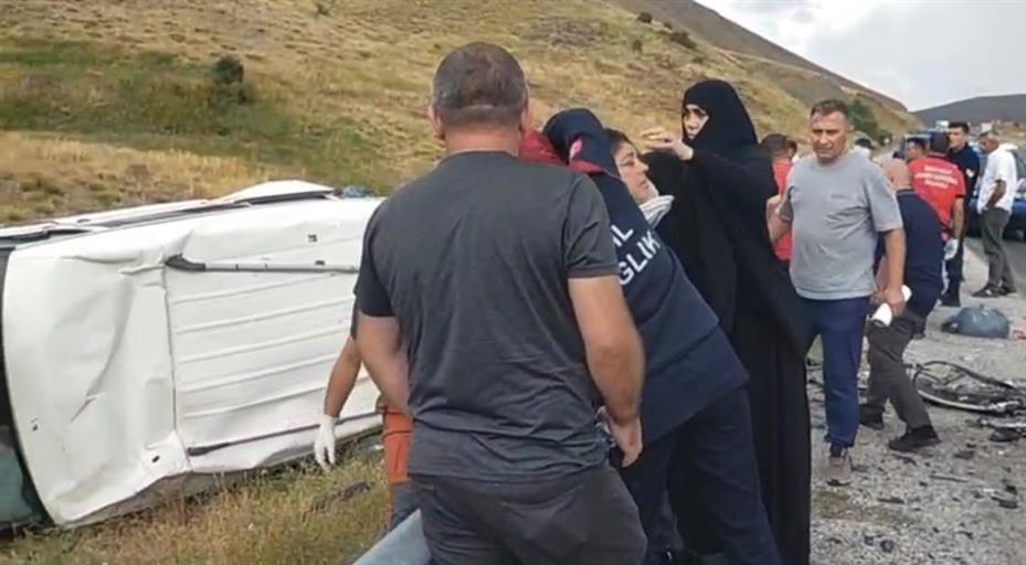Sivas’ta trafik kazası: 5’i çocuk 11 yaralı