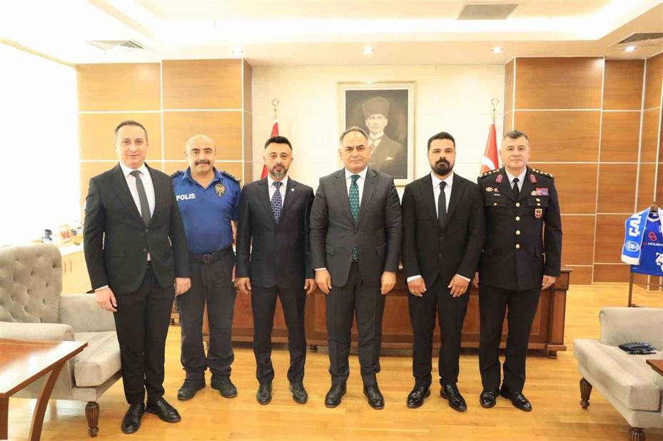 Validen Heimlich manevrasıyla küçük çocuğun hayatını kurtaran polislere başarı belgesi