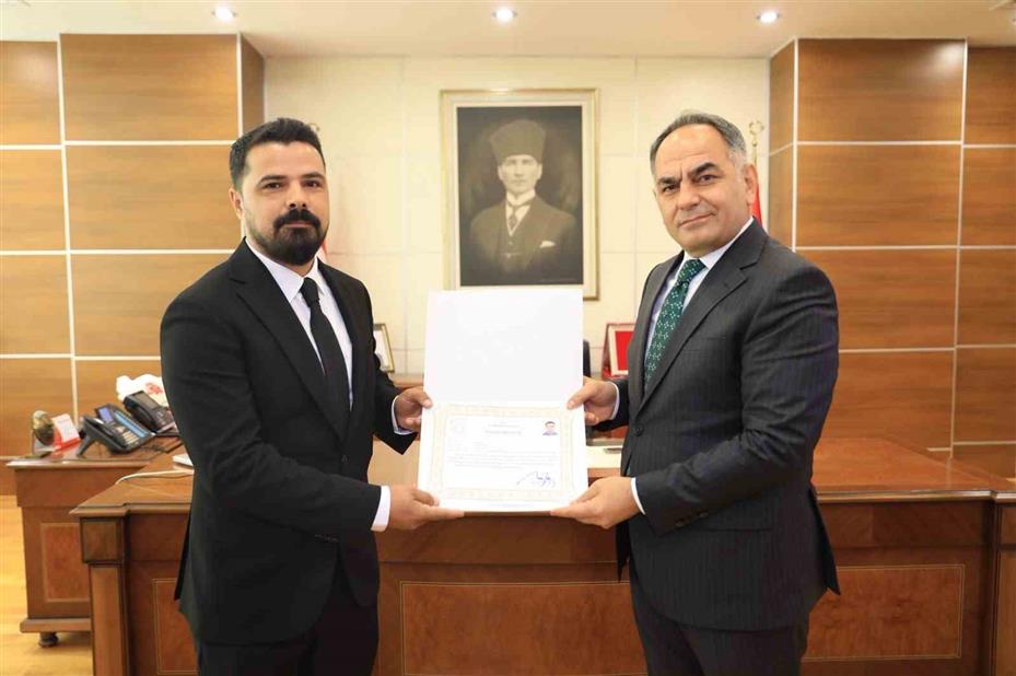 Validen Heimlich manevrasıyla küçük çocuğun hayatını kurtaran polislere başarı belgesi