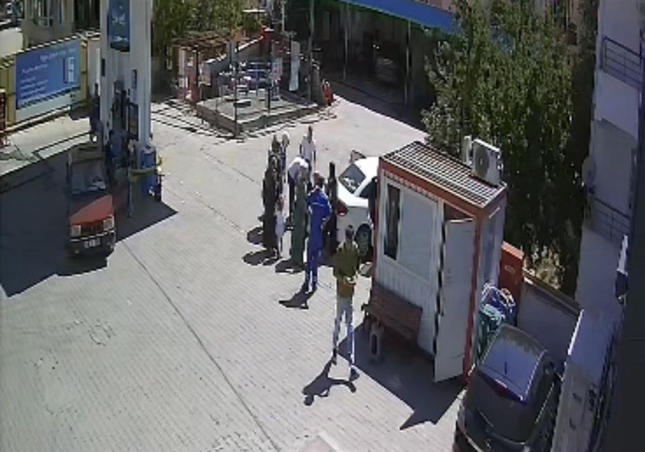 Validen Heimlich manevrasıyla küçük çocuğun hayatını kurtaran polislere başarı belgesi