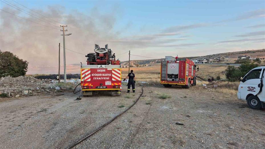 Eskişehir’de otluk alanda çıkan yangın paniğe sebep oldu