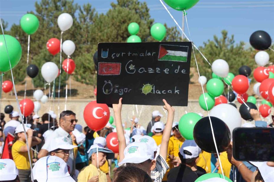 Konya’da Gazzeli çocuklar için balon ve uçurtmalar gökyüzüne bırakıldı