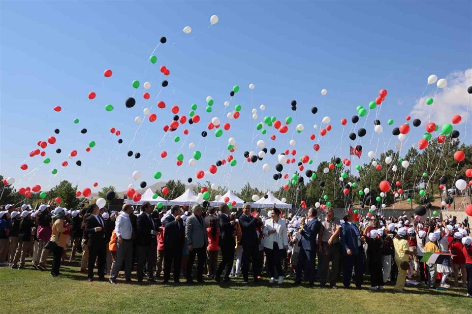 Konya’da Gazzeli çocuklar için balon ve uçurtmalar gökyüzüne bırakıldı
