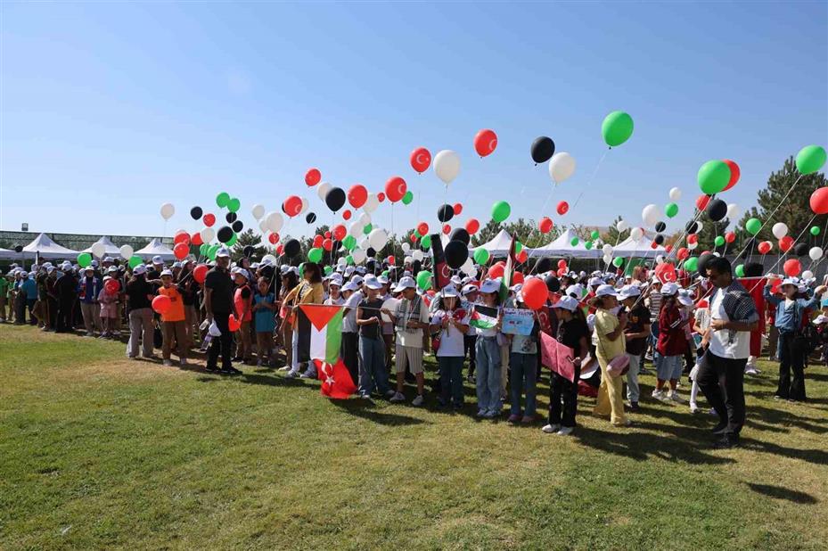 Konya’da Gazzeli çocuklar için balon ve uçurtmalar gökyüzüne bırakıldı