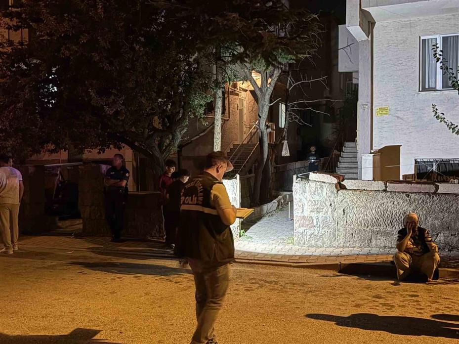Kayseri’deki bıçaklı kavgada ölen şahsın, olay öncesi keserle yürüdüğü anlar kameraya yansıdı