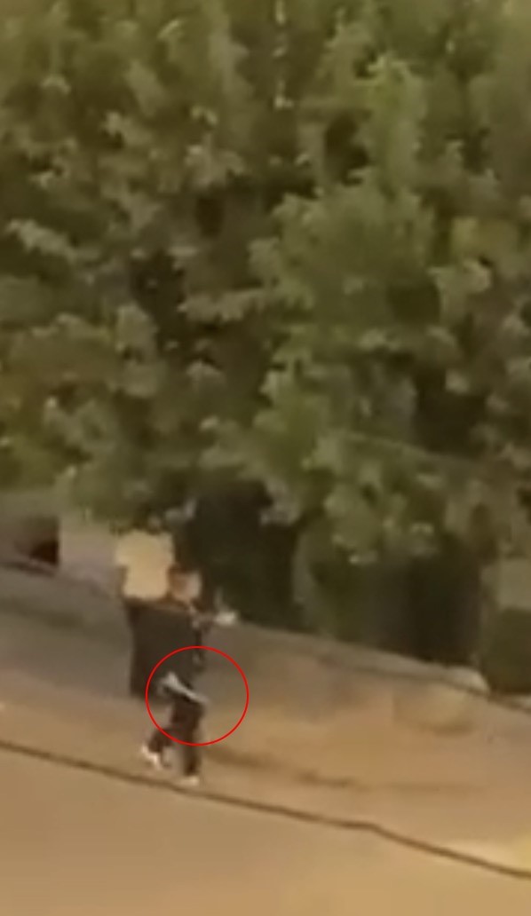Kayseri’deki bıçaklı kavgada ölen şahsın, olay öncesi keserle yürüdüğü anlar kameraya yansıdı