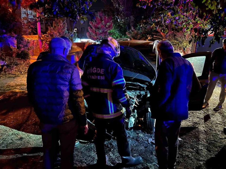 Niğde’de park halindeki otomobil yandı