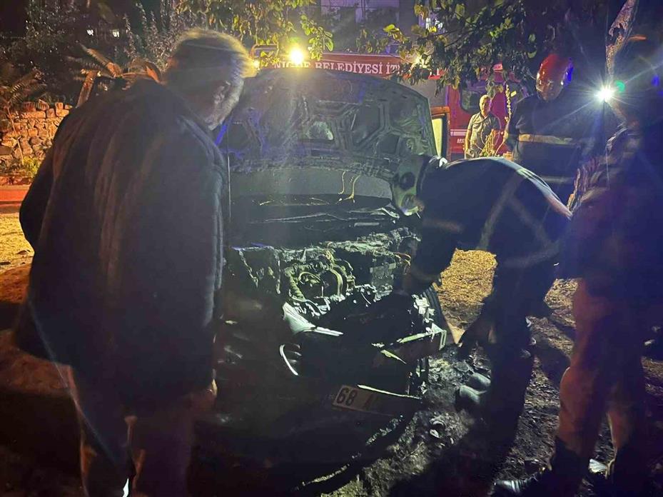 Niğde’de park halindeki otomobil yandı