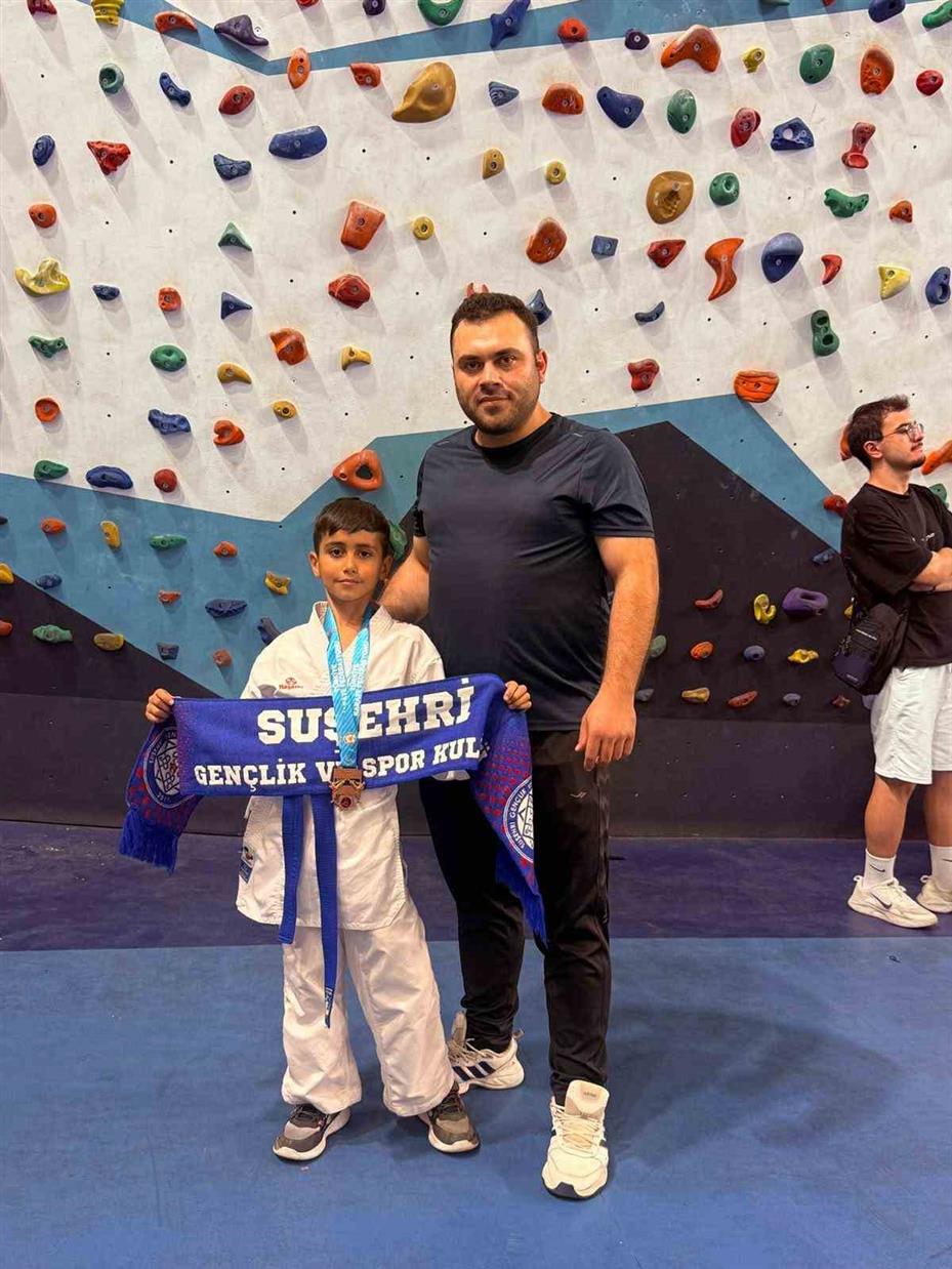 Sivaslı karateciler şov yaptı!