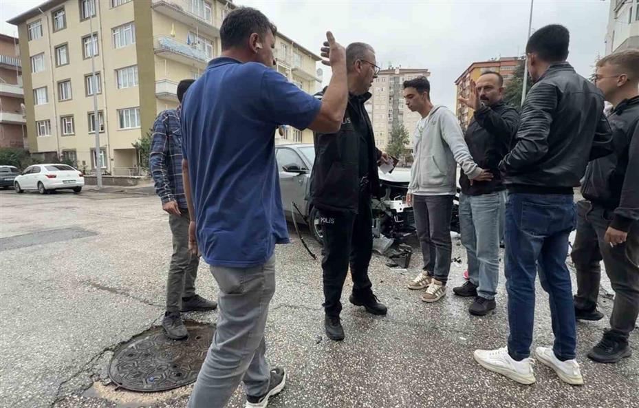 Bir kişinin yaralandığı trafik kazası sonrası yaşanan gerginlik güçlükle yatıştırıldı