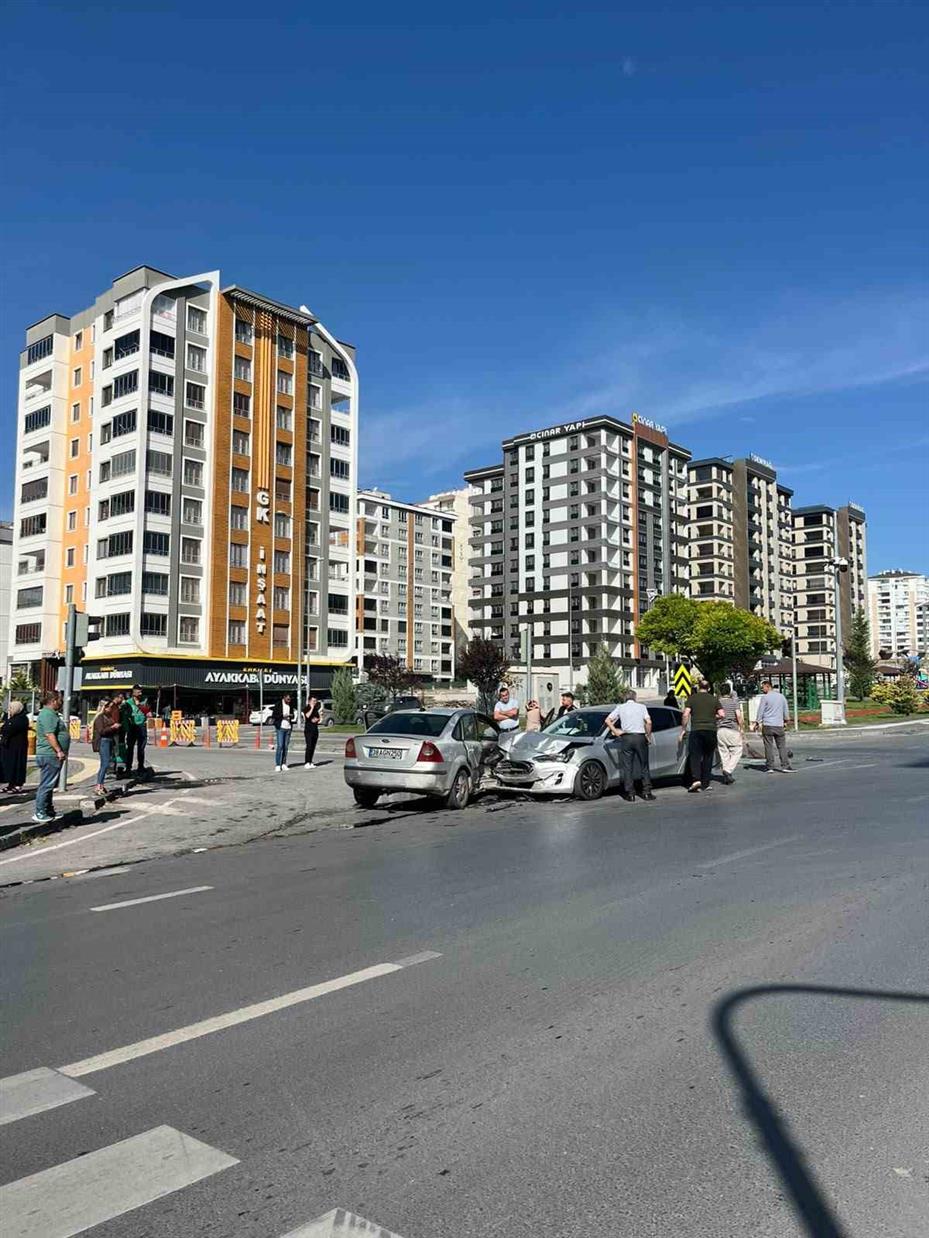 Otomobiller çarpıştı: 2 yaralı