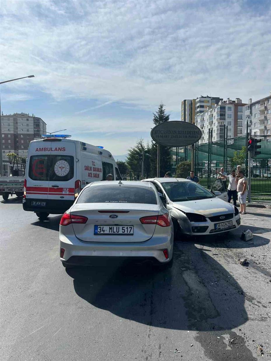 Otomobiller çarpıştı: 2 yaralı