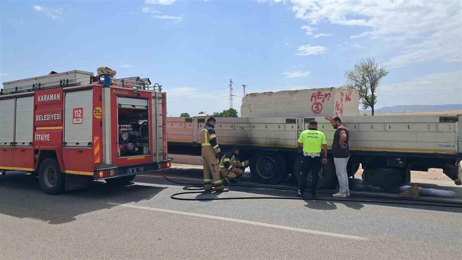 Mermer yüklü tırın lastiği seyir halindeyken alev aldı