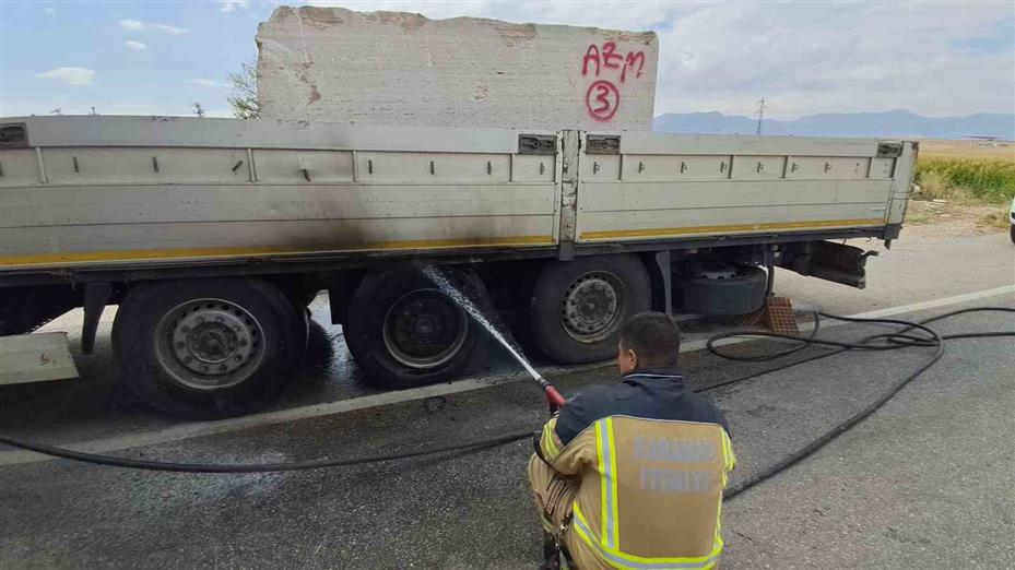 Mermer yüklü tırın lastiği seyir halindeyken alev aldı