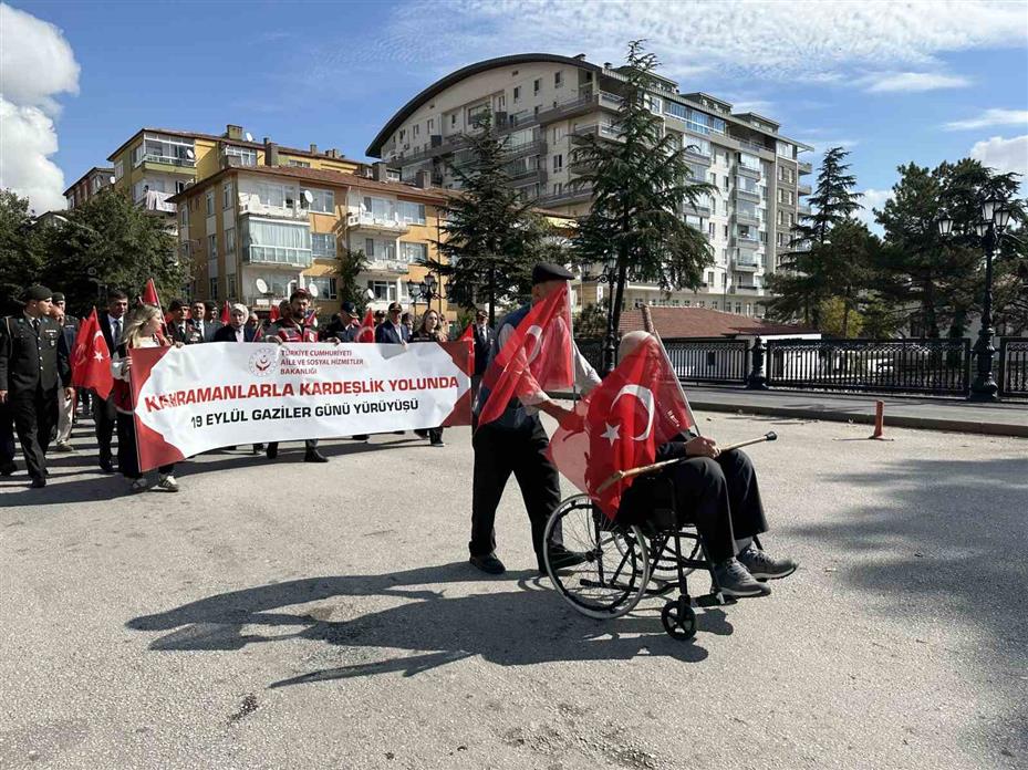 Yürüyüşe tekerlekli sandalyesiyle katılan gazi herkese örnek oldu