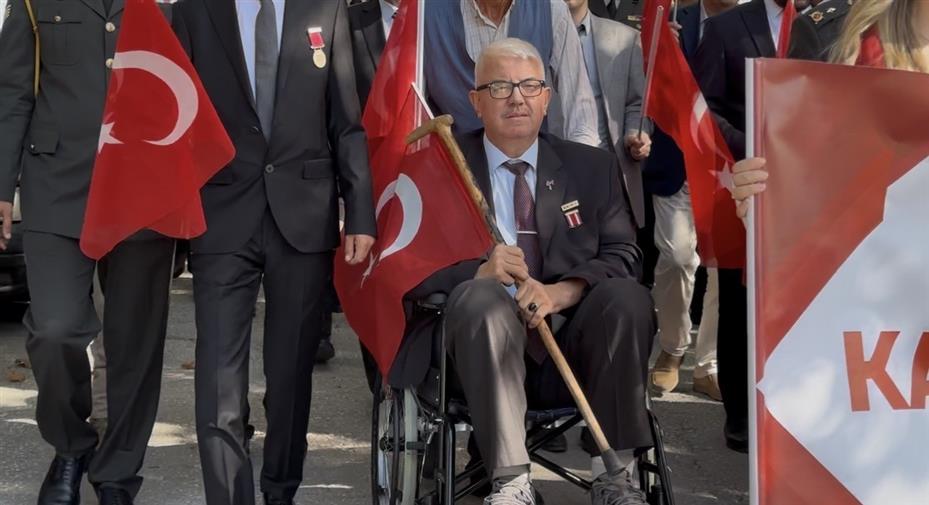 Yürüyüşe tekerlekli sandalyesiyle katılan gazi herkese örnek oldu