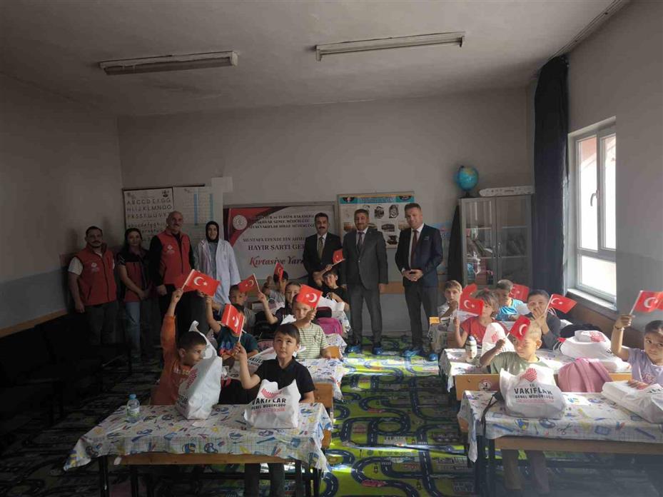 Sivas Vakıflar Bölge Müdürlüğü’nden köy okullarında eğitim gören öğrencilere destek