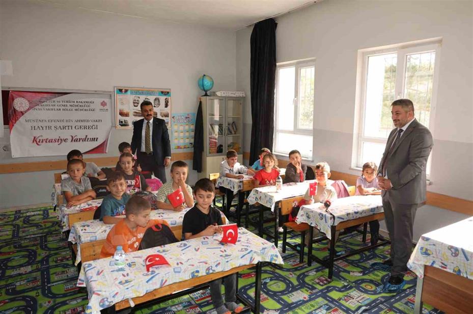 Sivas Vakıflar Bölge Müdürlüğü’nden köy okullarında eğitim gören öğrencilere destek