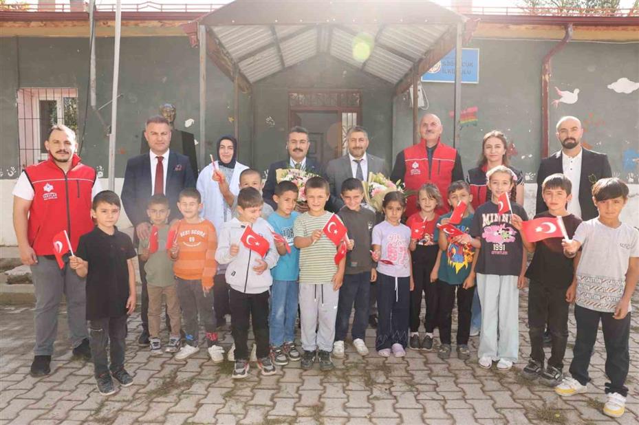 Sivas Vakıflar Bölge Müdürlüğü’nden köy okullarında eğitim gören öğrencilere destek