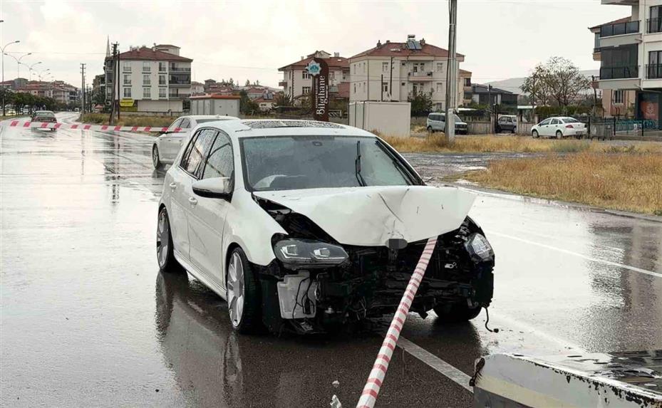 Kontrolden çıkan otomobil önce direği sonra ağacı devirdi: 1 yaralı