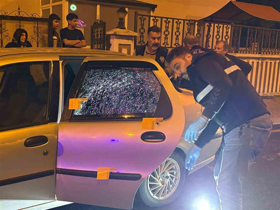 Husumetlisinin babasına ait otomobili kurşunladılar