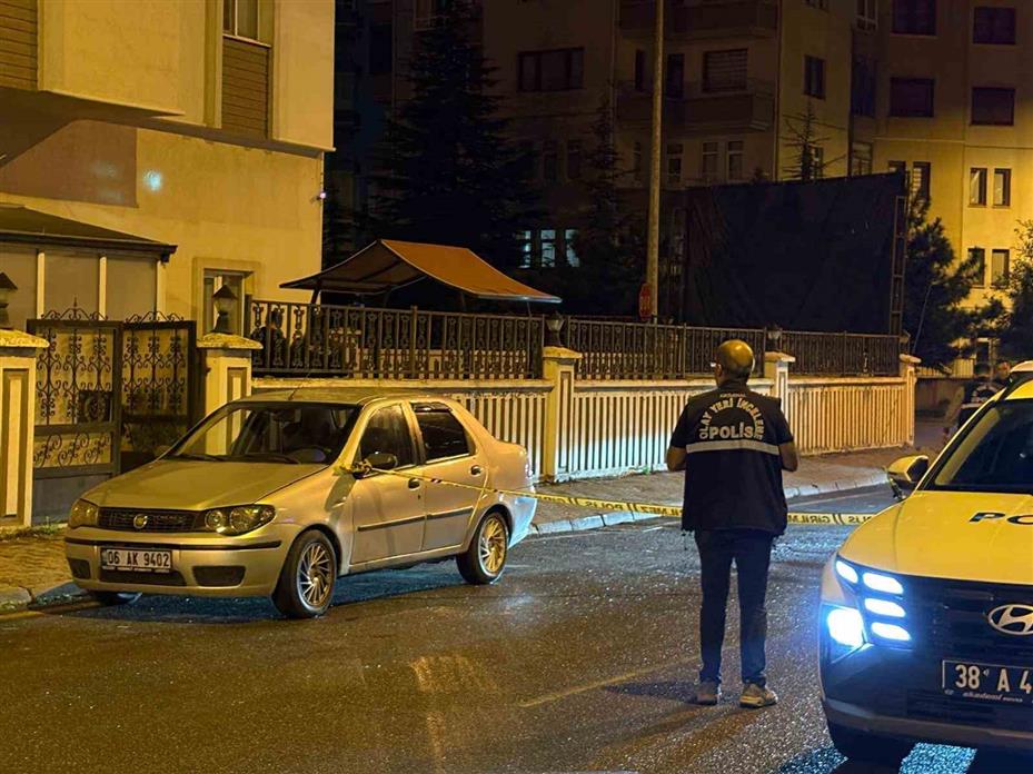 Husumetlisinin babasına ait otomobili kurşunladılar