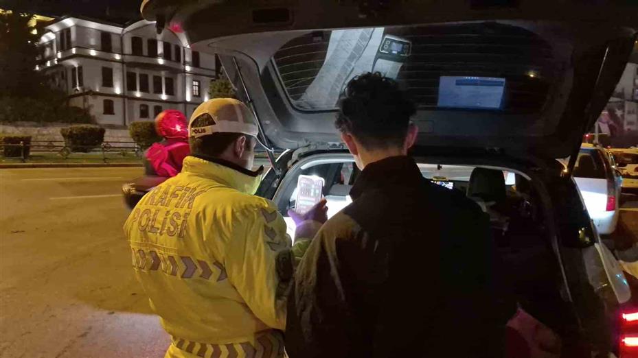 Polisin "dur" ihtarına uymayıp kırmızı ışıkta makas atarak kaçan motosikletliye 353 bin lira ceza
