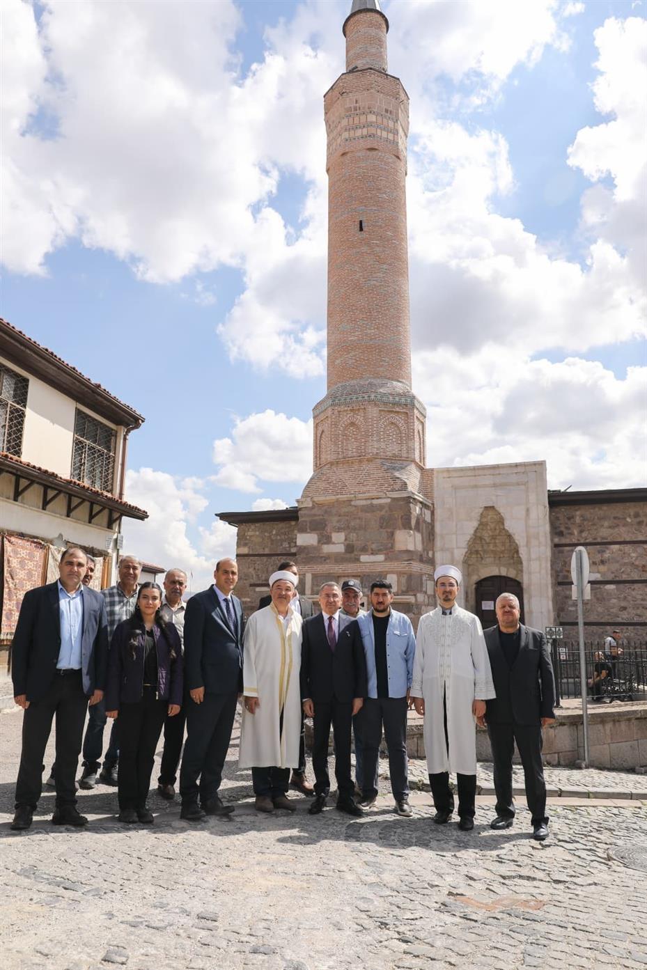 Fuat Oktay, Ulus’ta vatandaş ve esnafla bir araya geldi