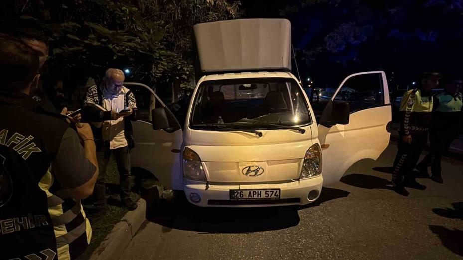 Kamyonetten atlayan kadın ağır yaralandı: Eşi sigaralarını almanın derdine düştü