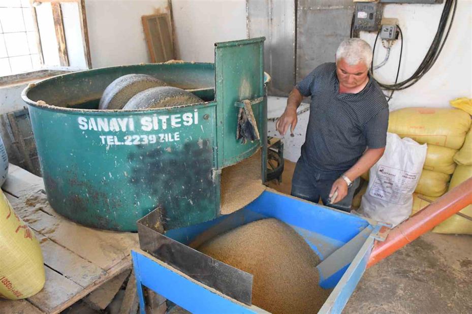 Ata mesleğini geleneksel yöntemlerle sürdürüyor, 41 yıldır bulgur üretiyorlar