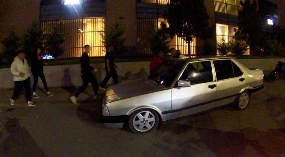 Araç içindeki şahsa saldırı kask kamerasına yansıdı