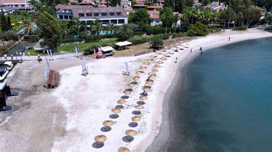 Göcek’te temizlenen plaj vatandaşların hizmetine sunuldu